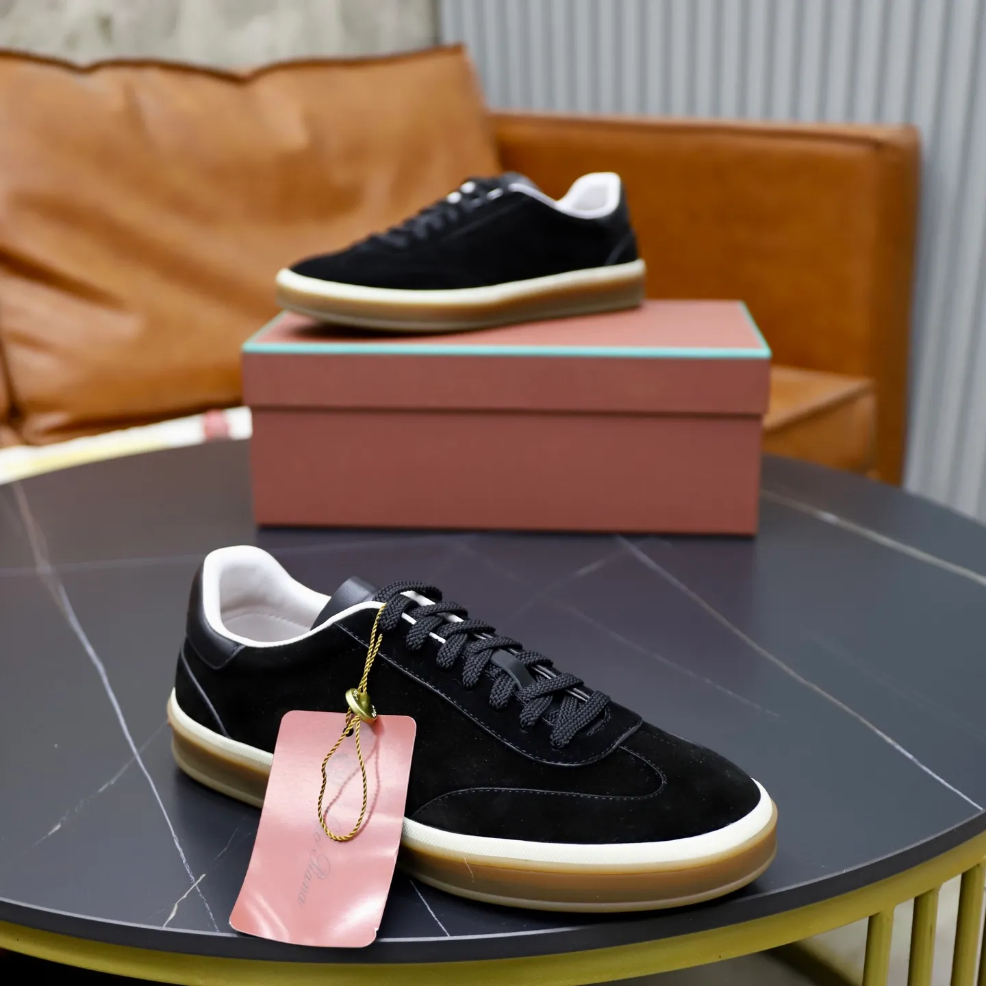 Ex-factory price: 560💰Loro Riana men’s moral training sneakers! Made from high-quality materials and designed in a low-cut silhouette, it offers an elegant and stylish look that's suitable for year-round wear. The unique double-layer sole aesthetic design, caramel cup-shaped outsole is decorated with off-white rubber trim, creating an attractive color combination. Pair with tailored pieces or jeans for a sophisticated yet casual look. The heel is decorated with soft cow leather tongue with Kummel color inserts and cotton laces with embossed LP logo. Upper: cow split suede. Lining: original thickened soft sheepskin. Size: 38-39-40-41-42-43-44 (customized in 45.46)